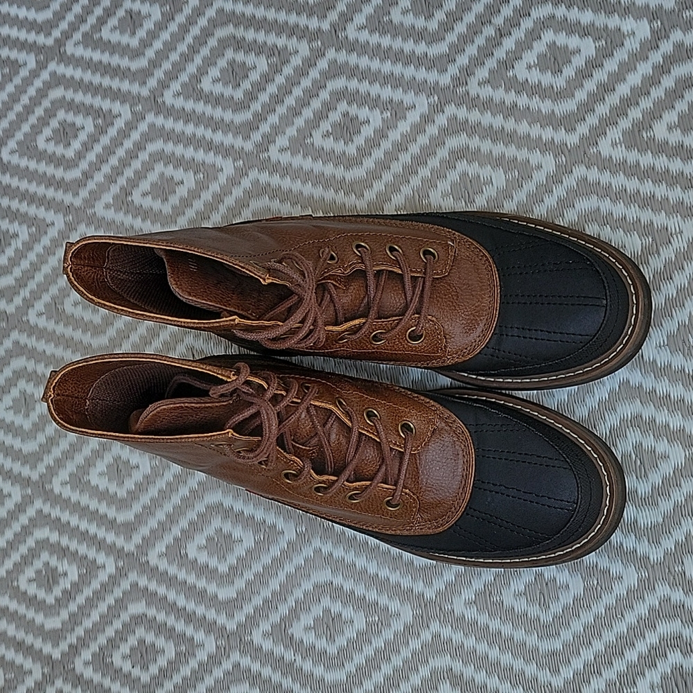 Tommy Hilfiger Mens 11 black and brown boots.